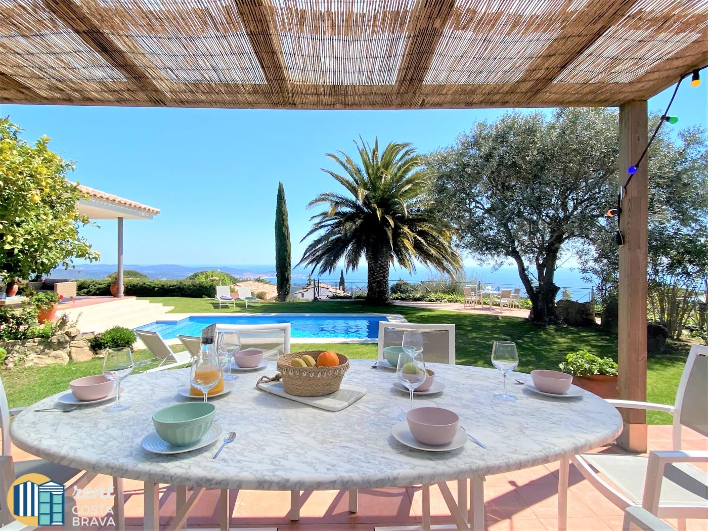 Villa Vista en Mas Nou, con vistas al mar y piscina. en Platja d'Aro