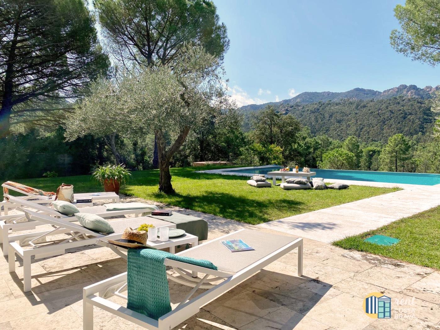 Casa Maravilla on the Golf Costa Brava with private infinity pool. in Santa Cristina d'Aro