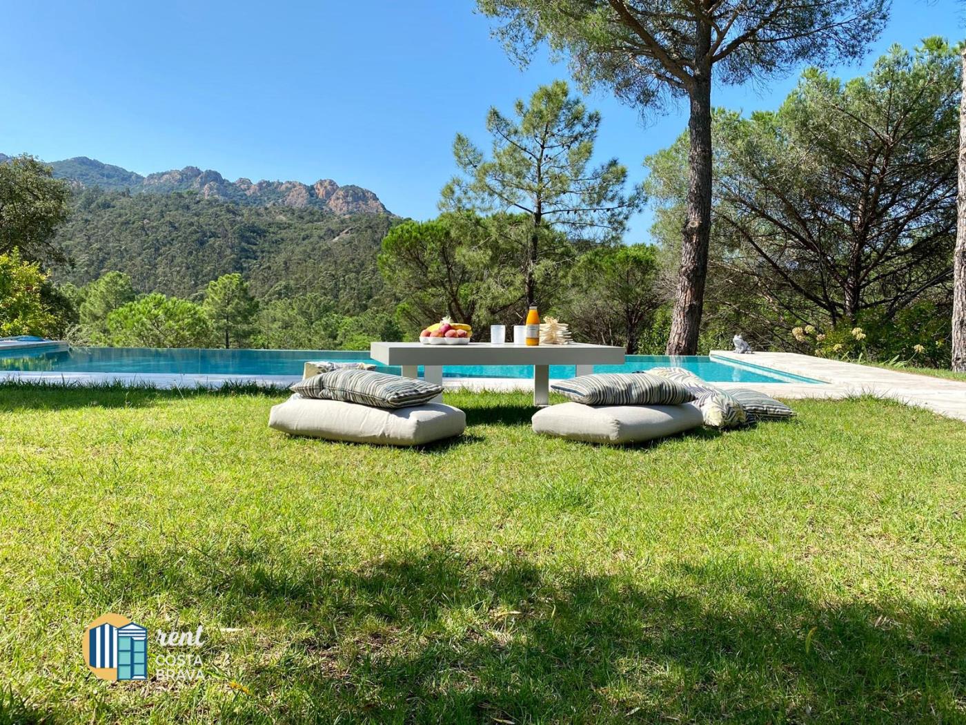 Casa Maravilla dans le Golf Costa Brava avec piscine à débordement privée. à Santa Cristina d'Aro