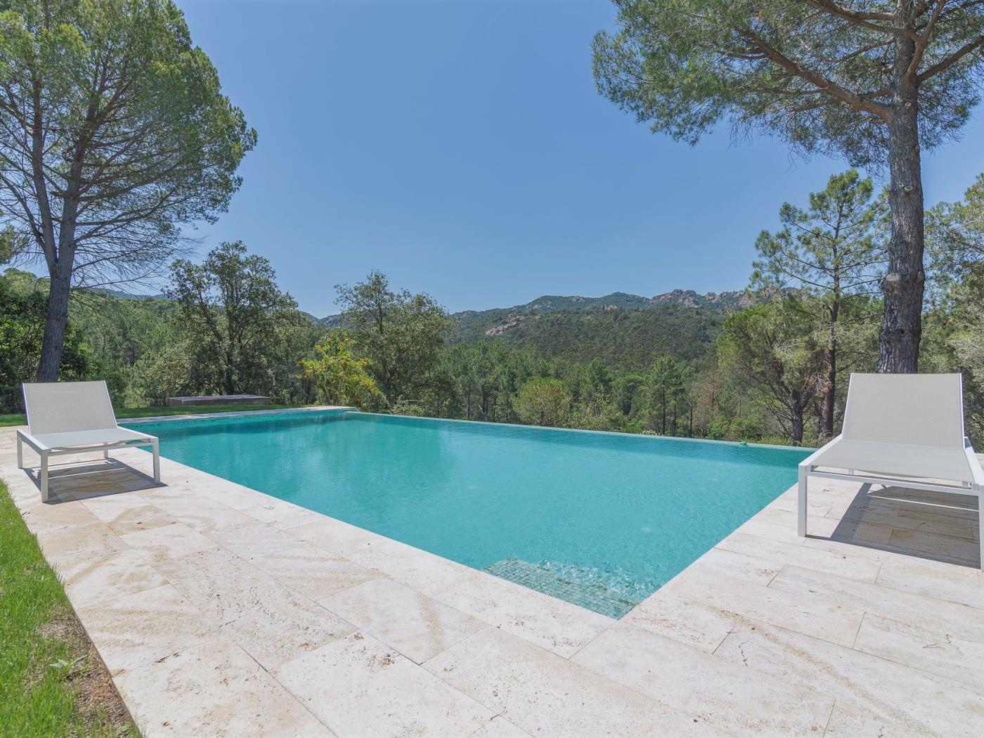 Casa Maravilla dans le Golf Costa Brava avec piscine à débordement privée. à Santa Cristina d'Aro