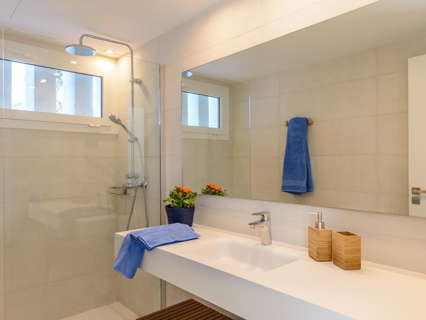 Villa Juca Blanca amb aire condicionat, WIFI gratuït i vista sobre el mar. a Calonge
