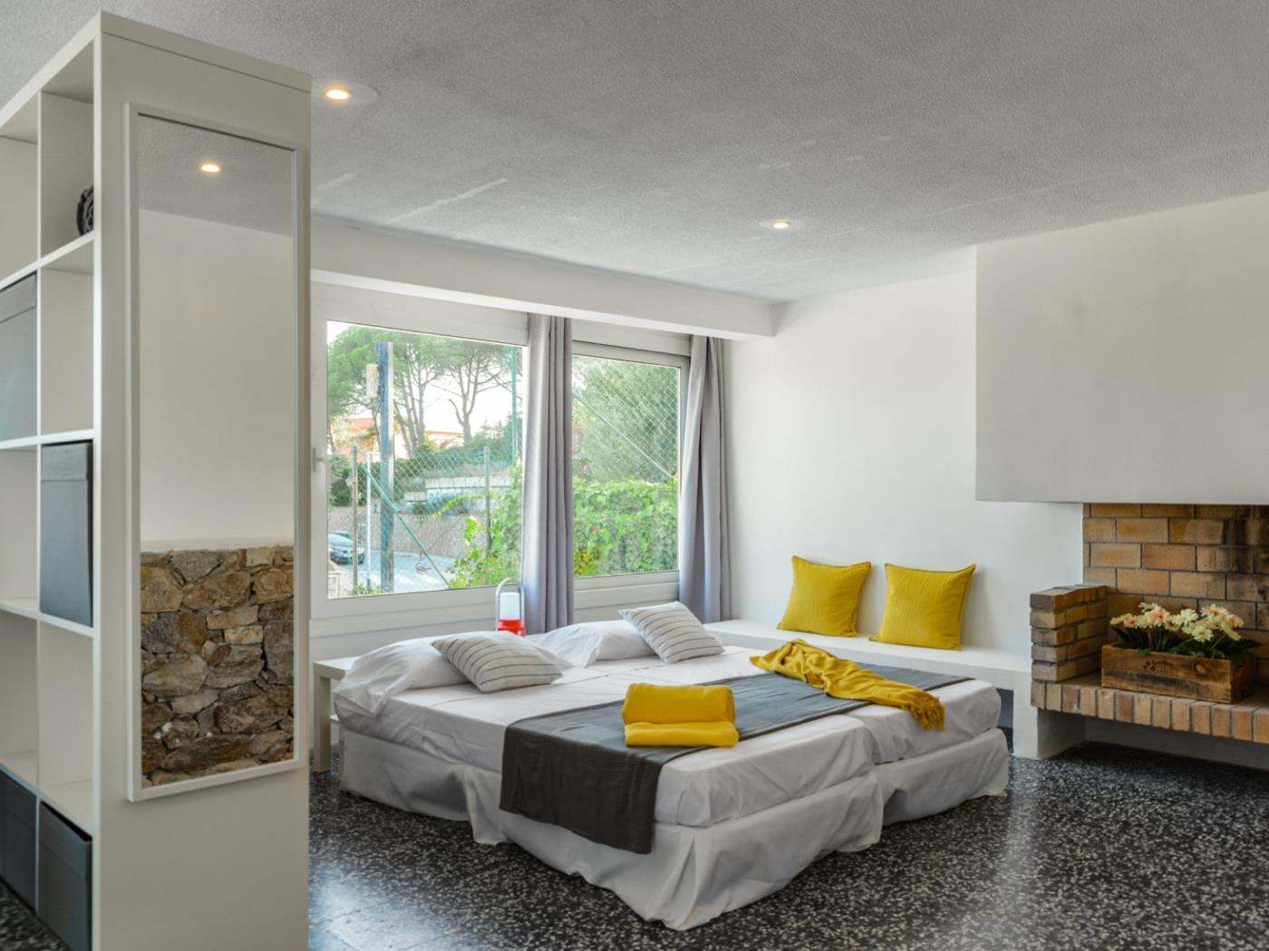 Villa Juca Blanca mit Klimaanlage, kostenfreiem WLAN und Meerblick. in Calonge