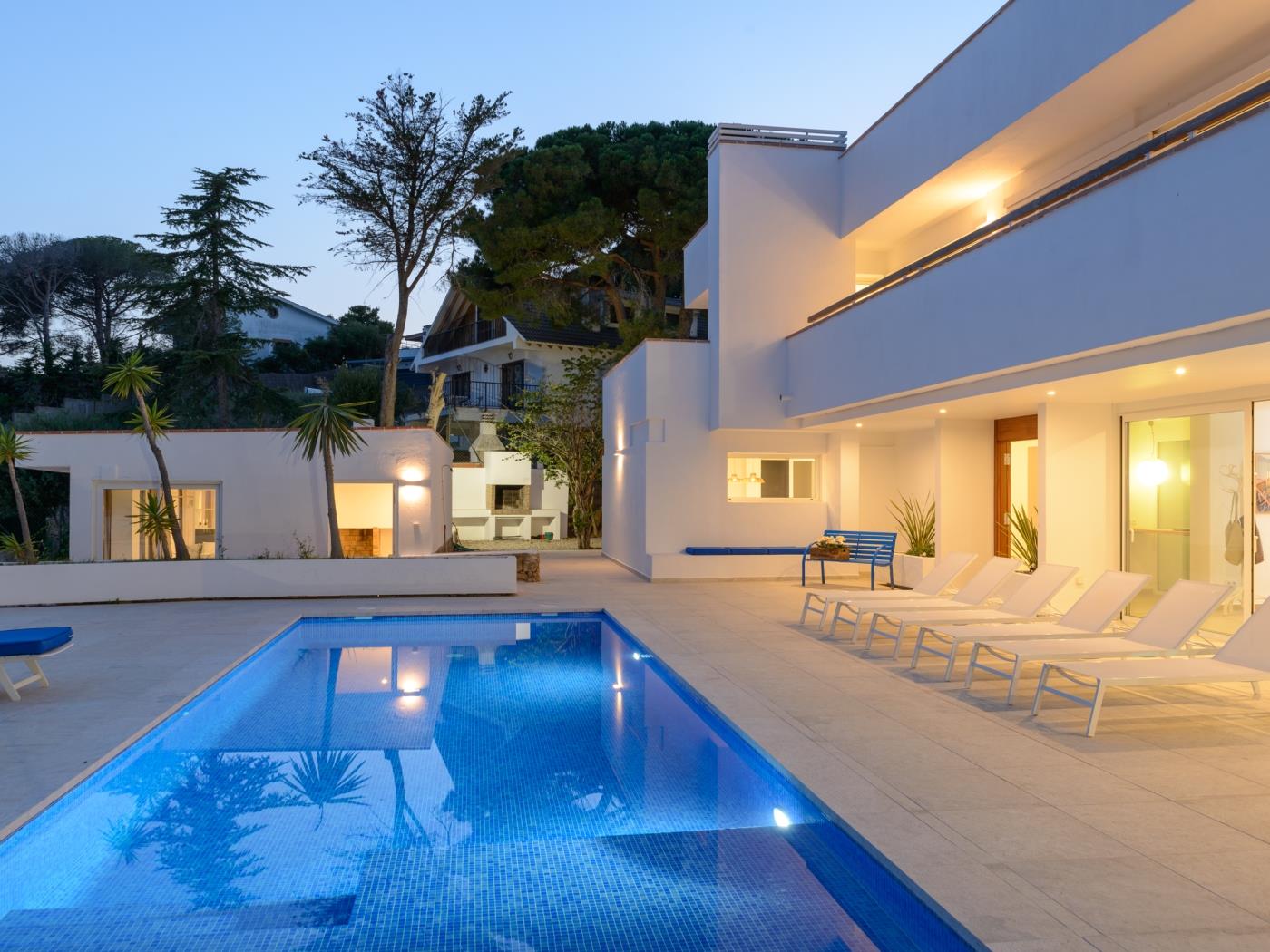 Villa Juca Blanca con aire acondicionado, WIFI gratuito y vista al mar en Calonge