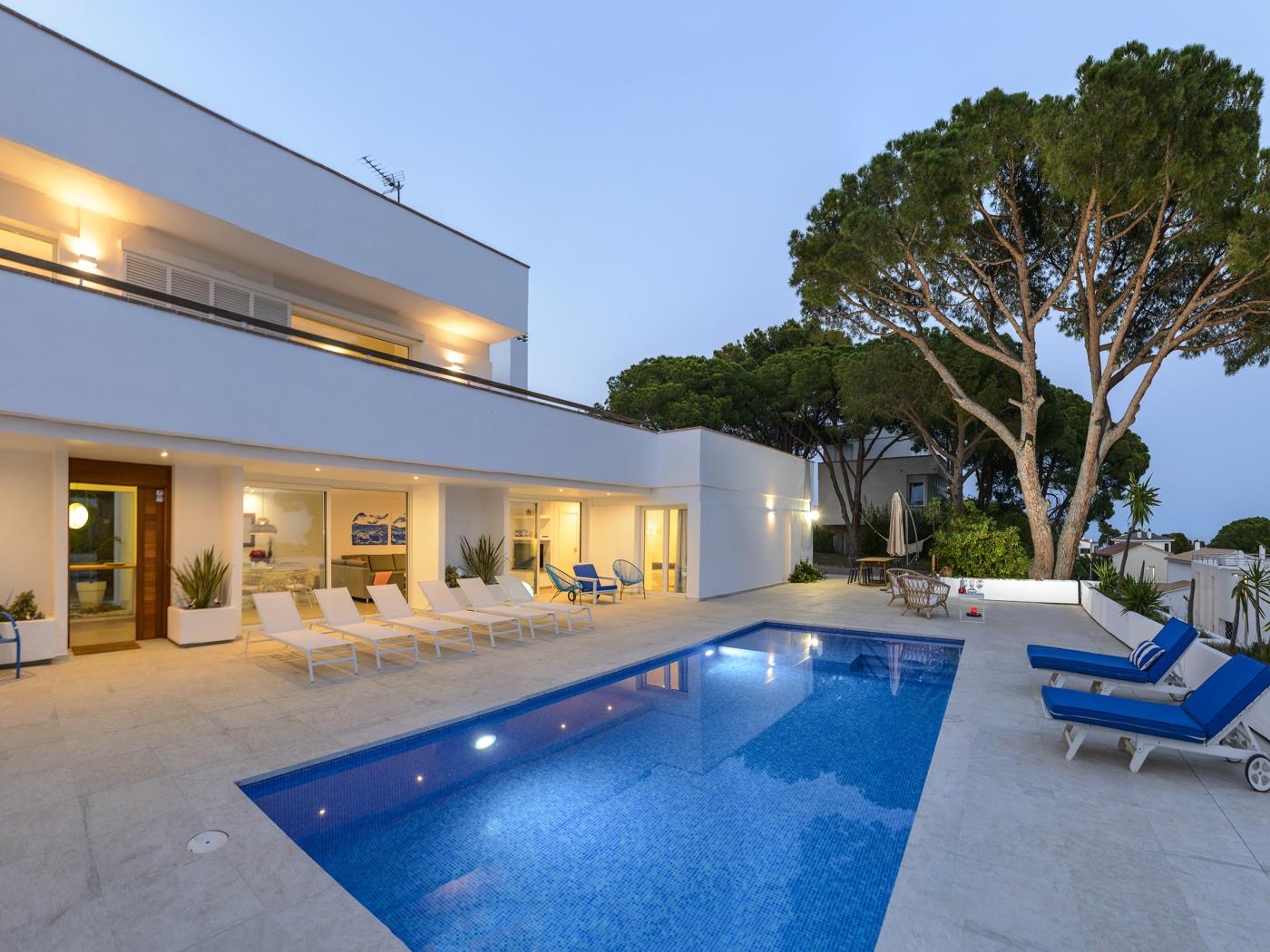 Villa Juca Blanca amb aire condicionat, WIFI gratuït i vista sobre el mar. a Calonge