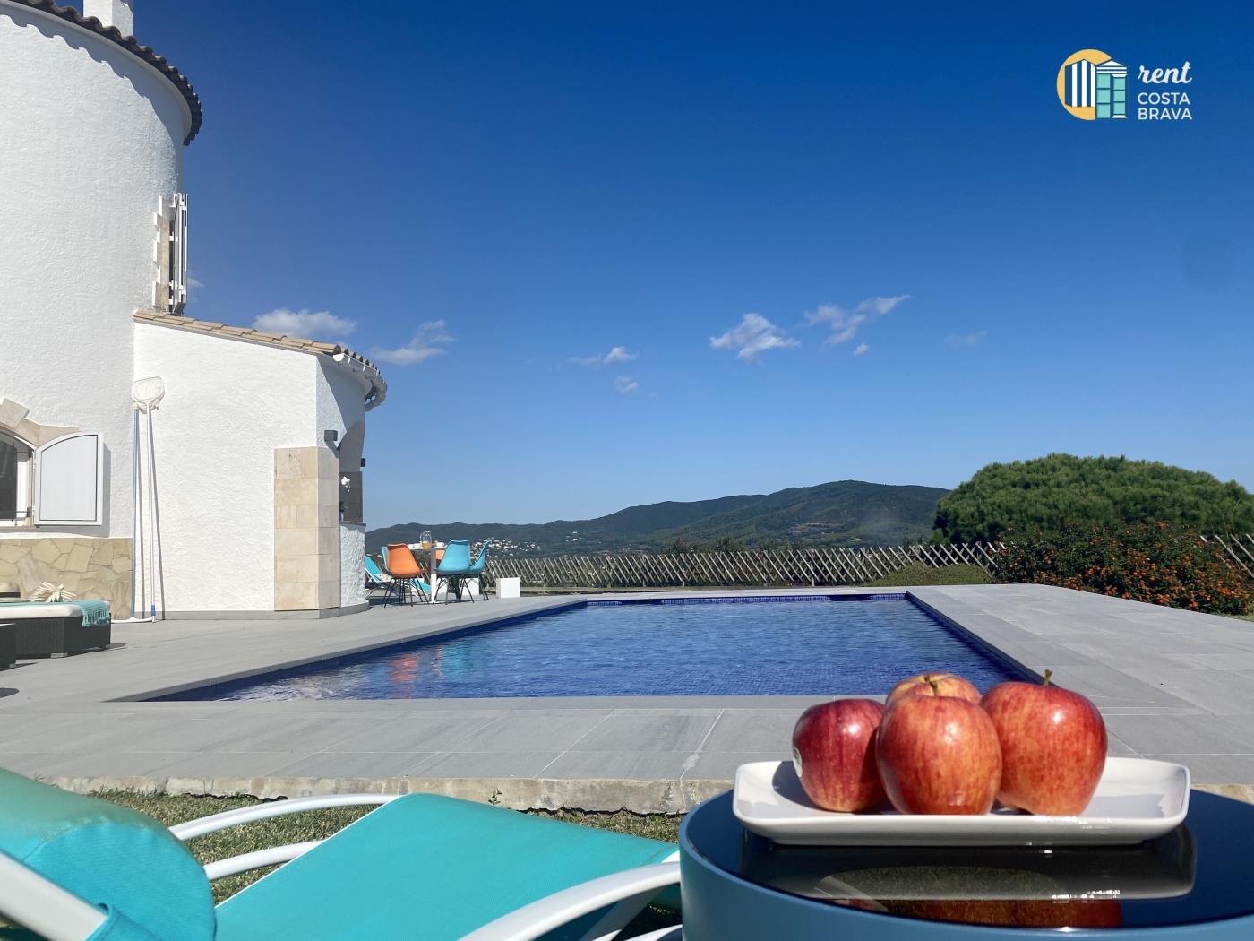 Villa Saramel spacious and modern with amazing views of the beach of Palamós. in Sant Antoni de Calonge