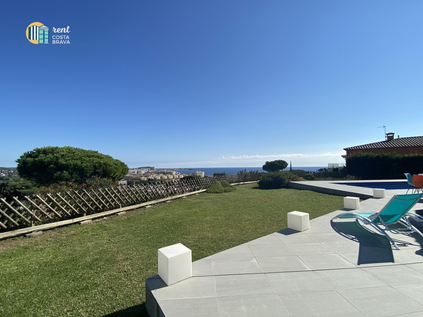 Villa Saramel spacious and modern with amazing views of the beach of Palamós. in Sant Antoni de Calonge
