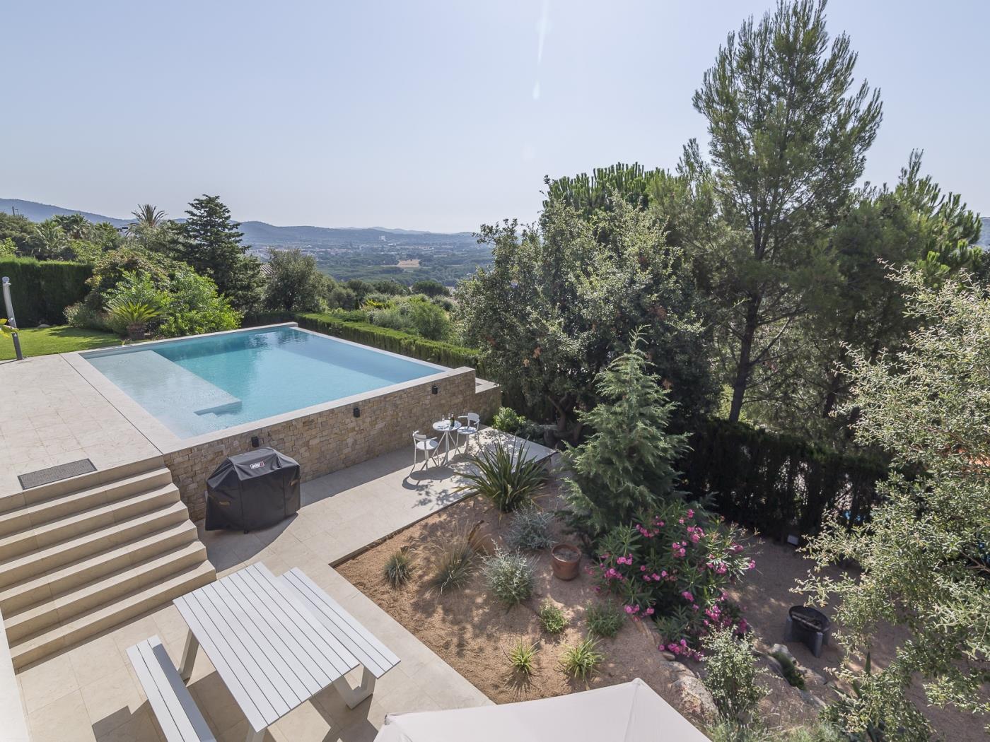 Villa la Dolça mit Infinity-Pool, kostenfreiem WLAN, Klimaanlage und Meerblick. in Calonge