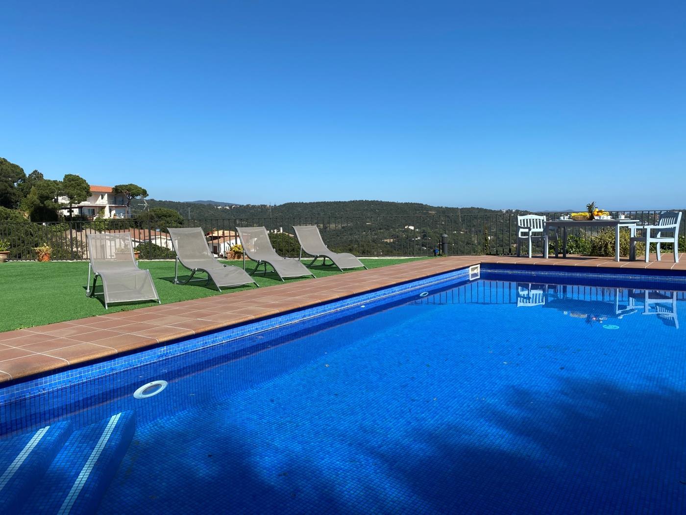 Villa Inge met uitzicht op het zwembad en de zee .en Platja d'Aro