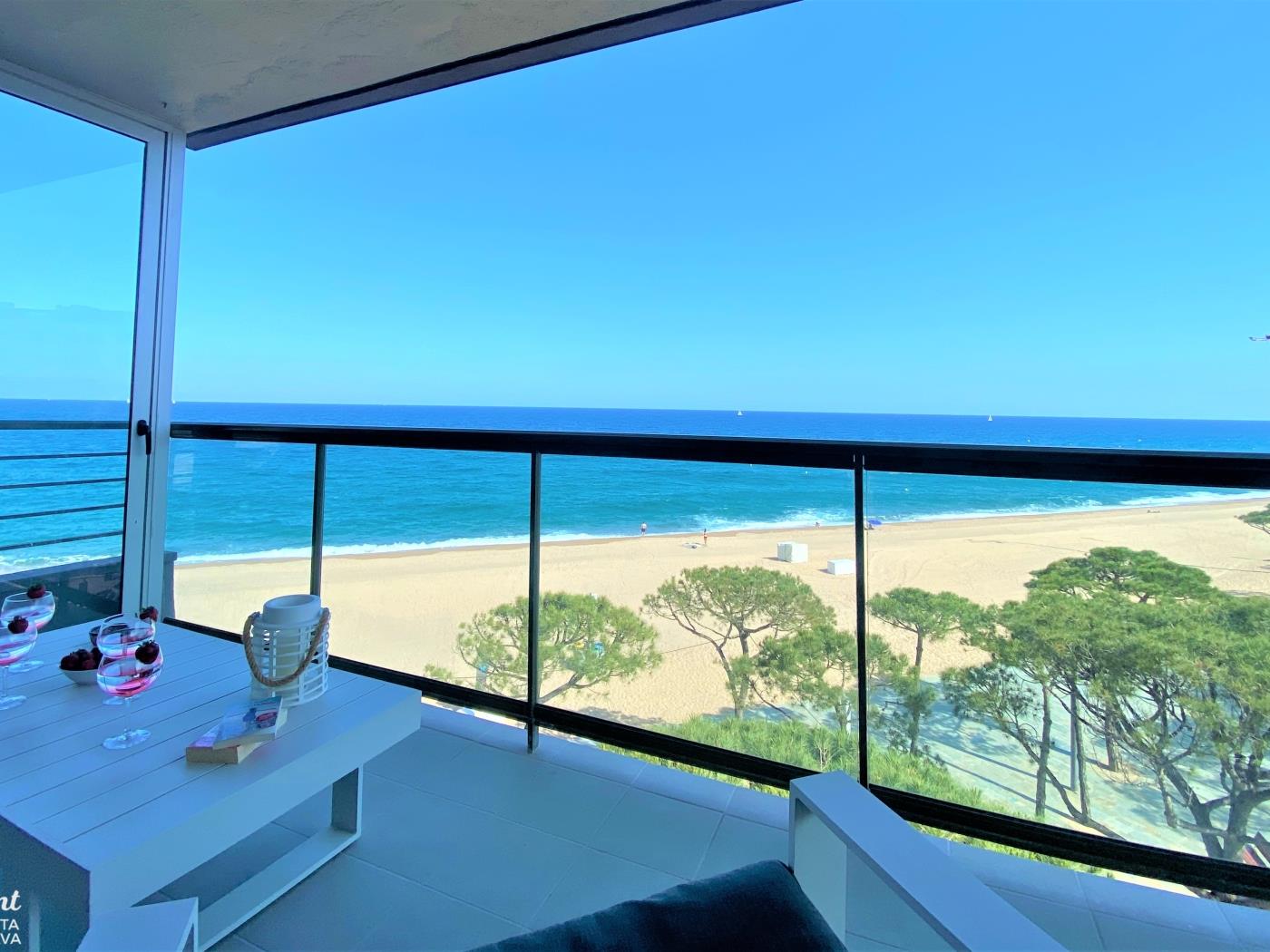 Blue Fenals appartement aan zee met panoramisch uitzicht op zee .en Platja d'Aro