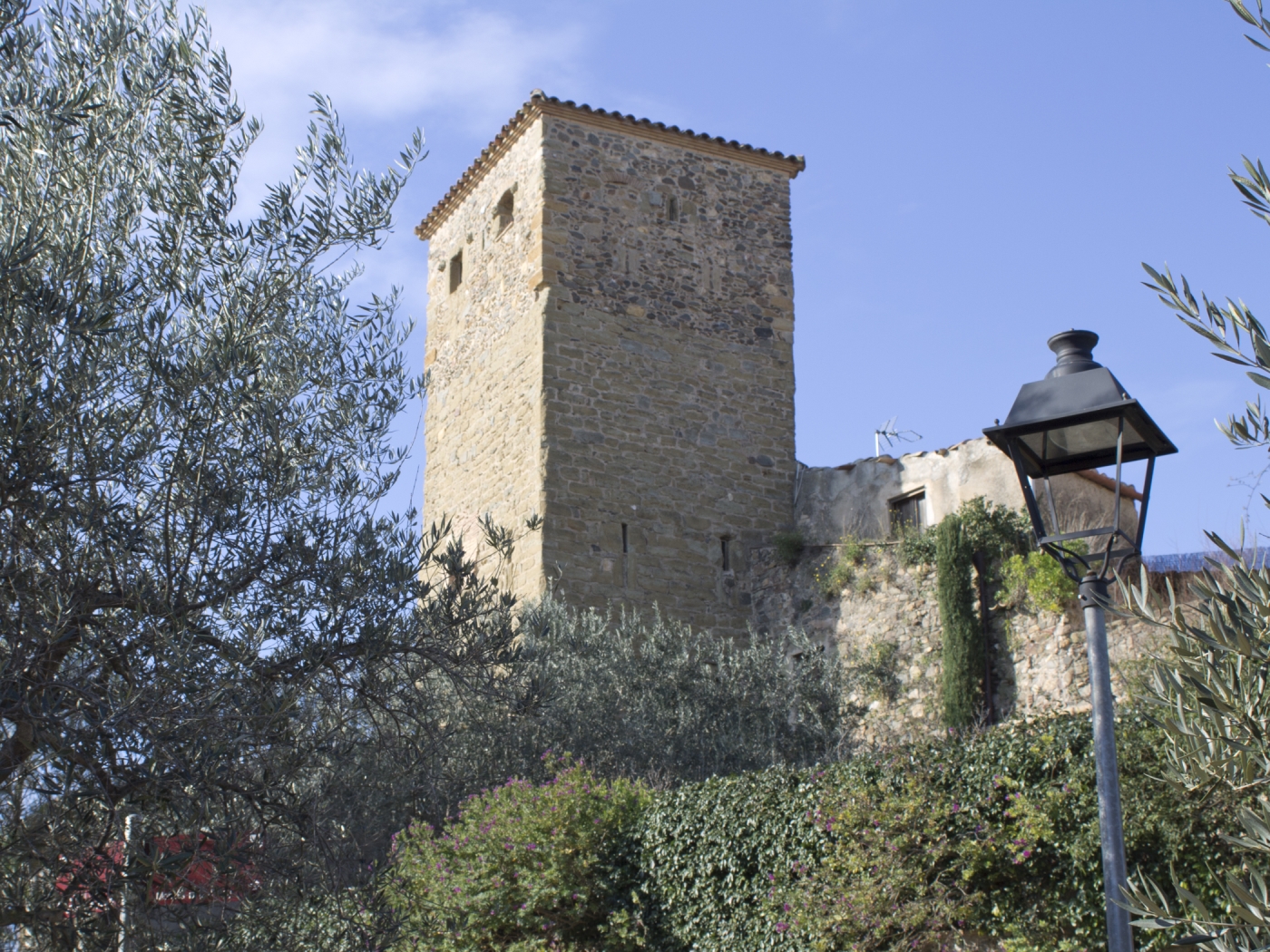 Can Torre àmplia casa de poble medieval a prop de les platges a Cruïlles, Monells i Sant Sadurní de l'Heura