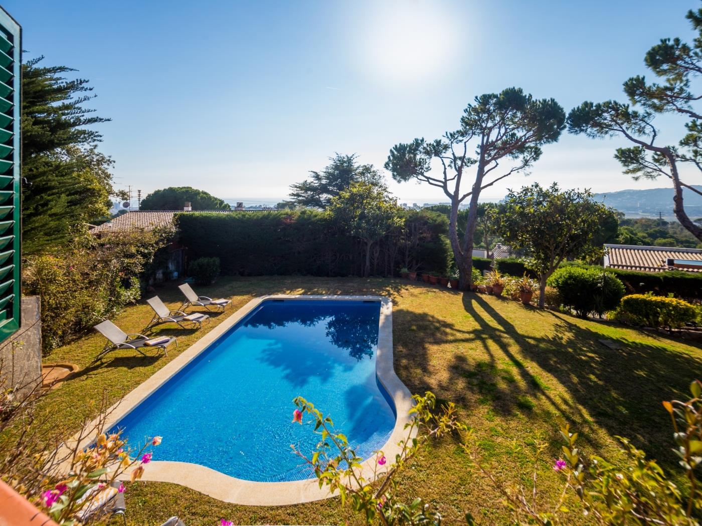 Villa Boreal àmplia casa amb piscina privada, jardí i vistes al mar a Calonge