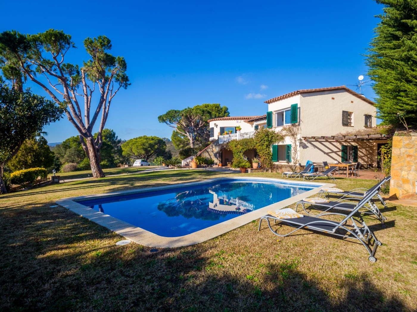 Villa Boreal àmplia casa amb piscina privada, jardí i vistes al mar a Calonge