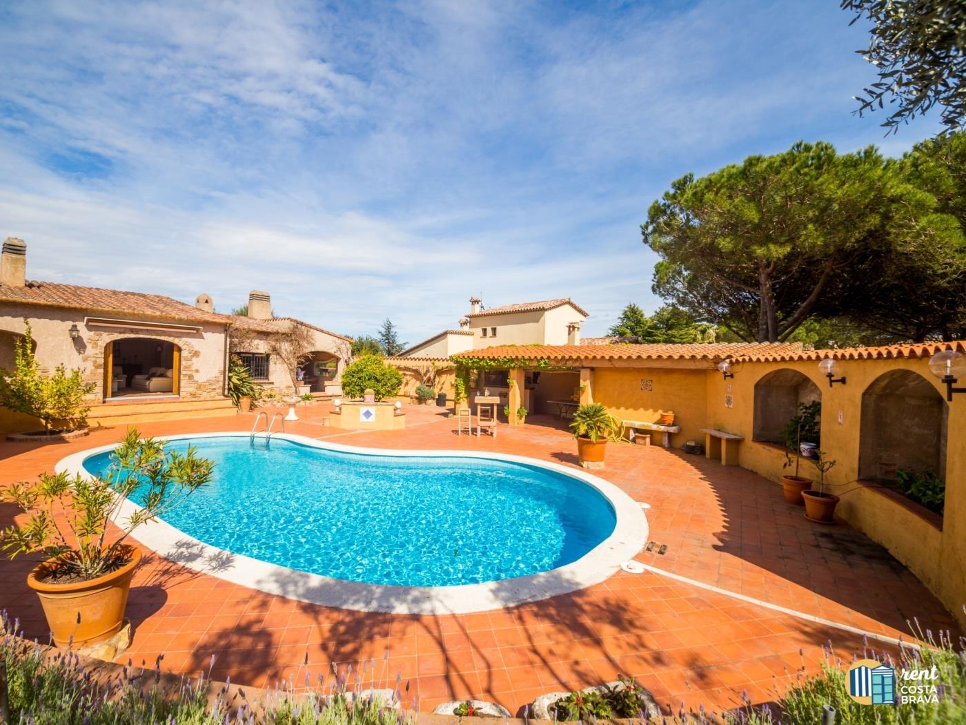 Villa Violeta espaciosa casa de pueblo con piscina privada. en Castell-Platja d'Aro