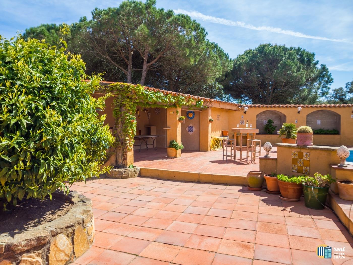 Villa Violeta espaciosa casa de pueblo con piscina privada. en Castell-Platja d'Aro