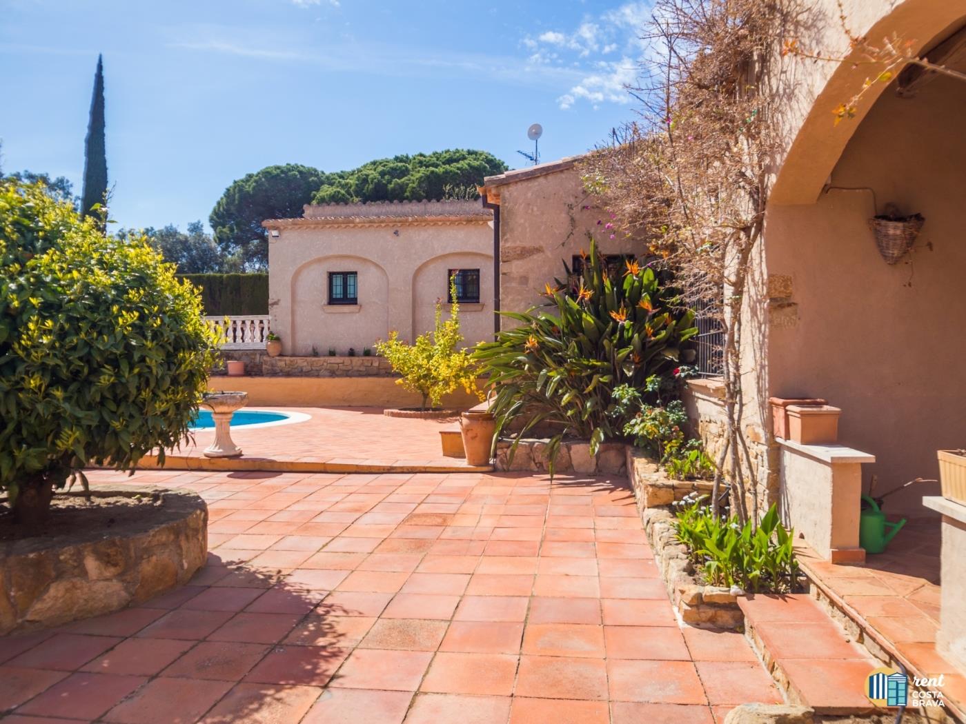 Villa Violeta espaiosa casa de poble amb piscina a Castell-Platja d'Aro