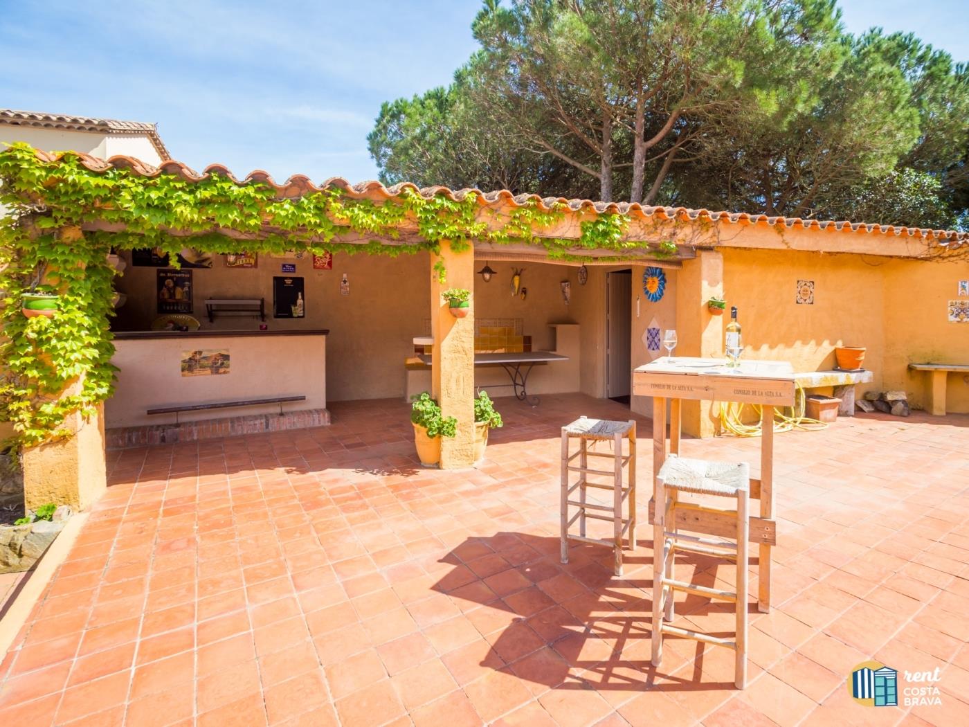 Villa Violeta spacious townhouse with private swimming pool. in Castell-Platja d'Aro