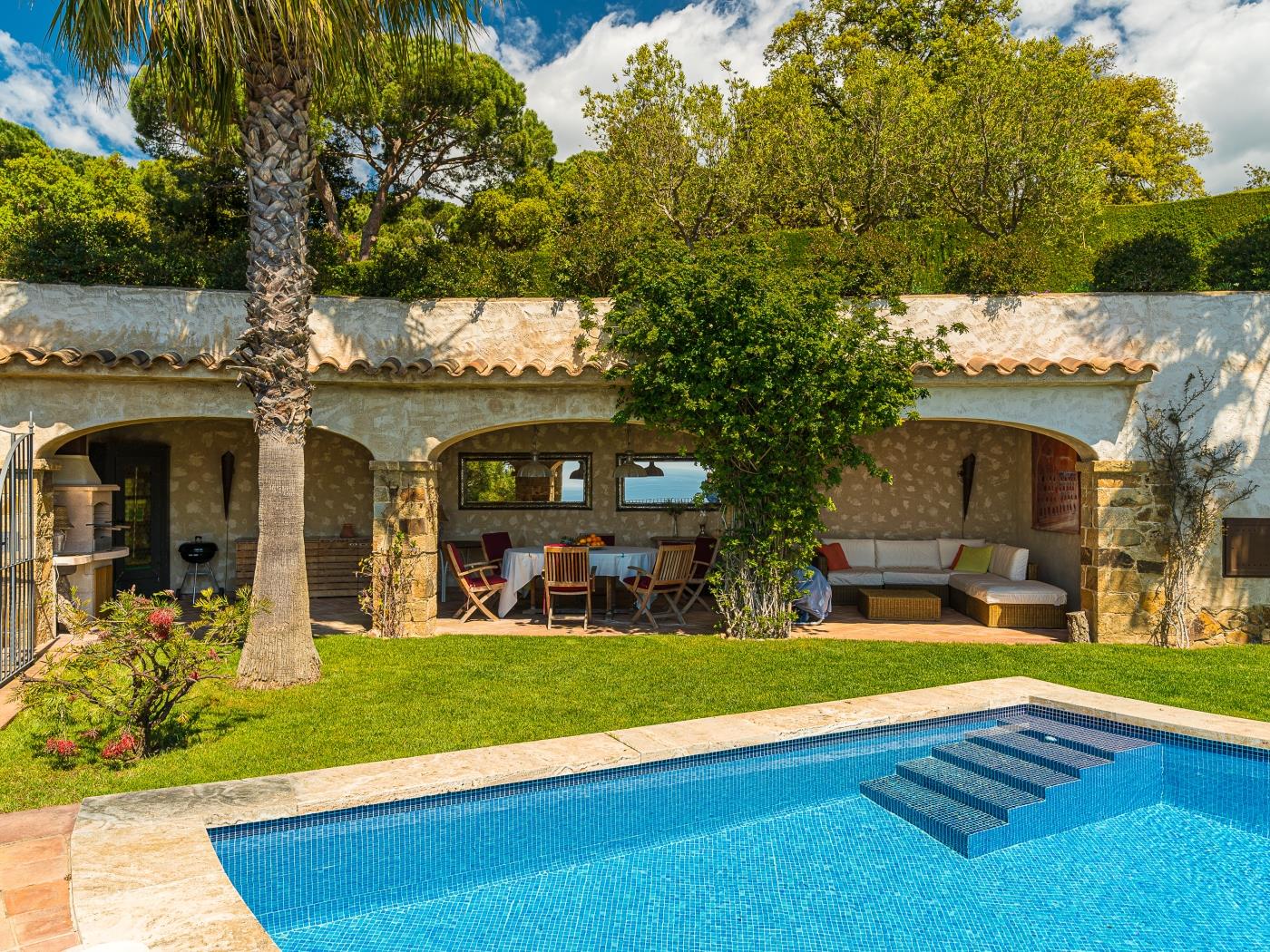Villa Azucena with sea and mountain views, swimming pool, nice garden and Wi-Fi in Platja d'Aro