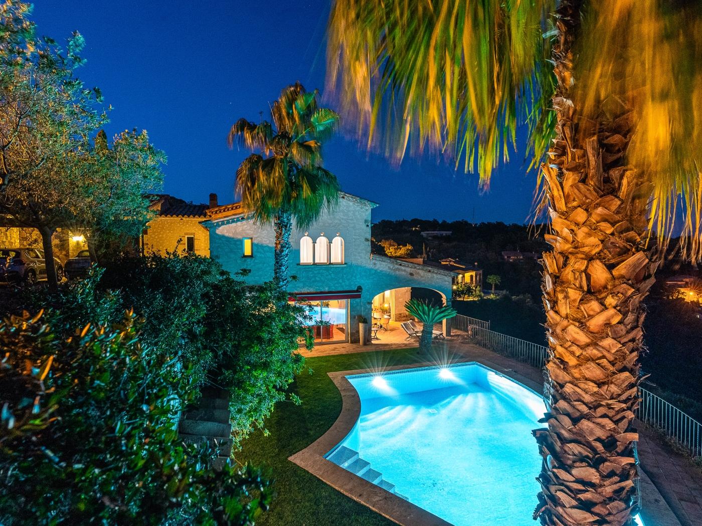 Villa Azucena amb vistes al mar i muntanya, piscina, bonic jardí i Wi-Fi a Platja d'Aro