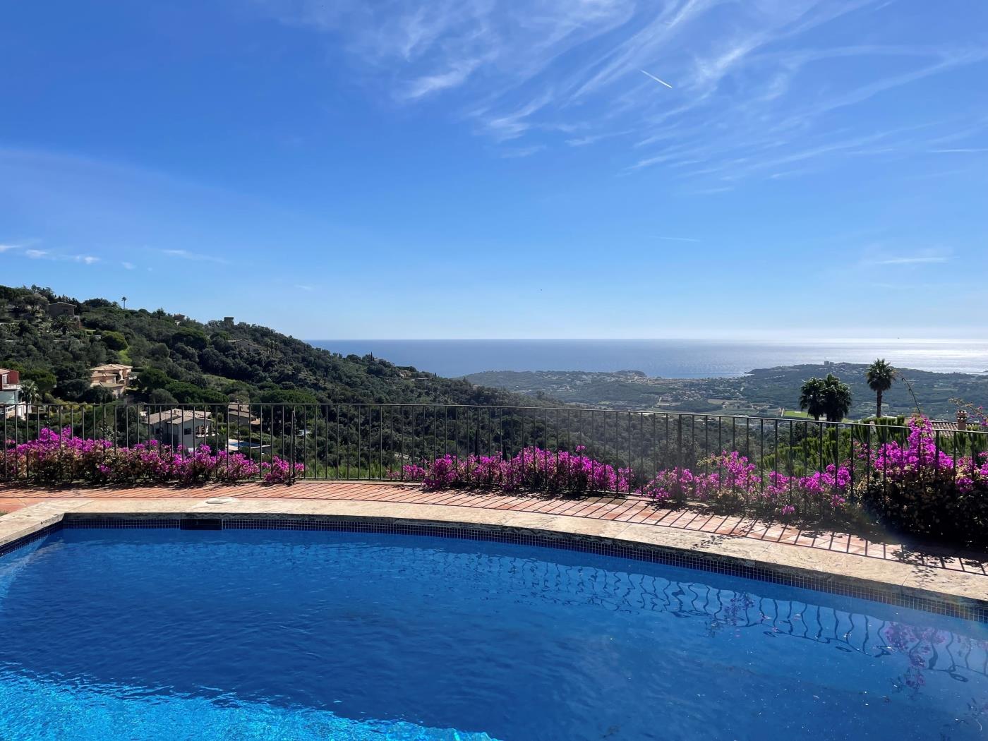 Villa Azucena met zee- en bergzicht, zwembad, mooie tuin en Wi-Fi .en Platja d'Aro