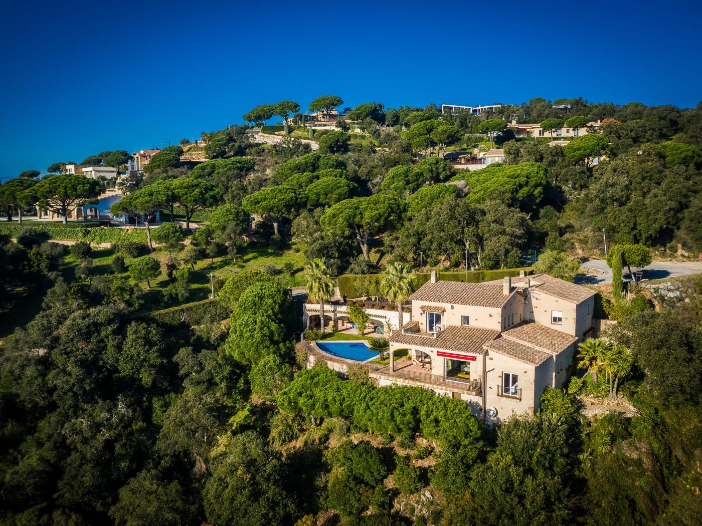 Villa Azucena mit Meer- und Bergblick, Schwimmbad, schönem Garten und Wi-Fi in Platja d'Aro