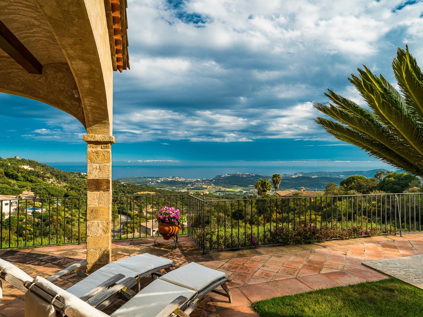 Villa Azucena met zee- en bergzicht, zwembad, mooie tuin en Wi-Fi .en Platja d'Aro