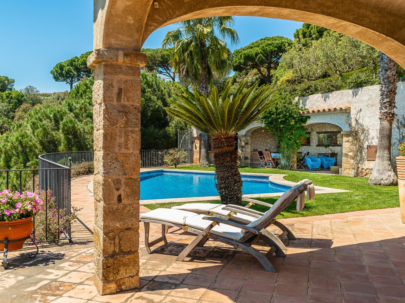 Villa Azucena with sea and mountain views, swimming pool, nice garden and Wi-Fi in Platja d'Aro