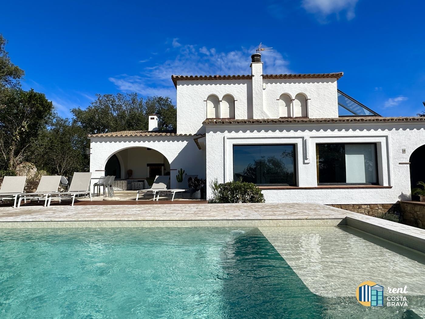 Villa LA KAZ mit Schwimmbad, geräumig und hell in Castell-Platja d'Aro