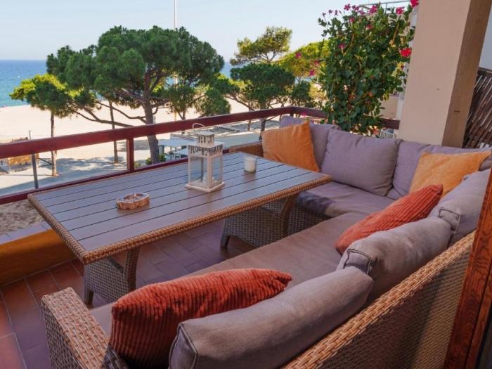 Apt. Marina Mar seafront and direct access to the beach in Castell-Platja d'Aro