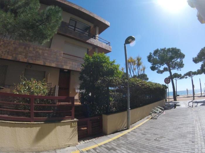 Apt. Marina Mar seafront and direct access to the beach in Castell-Platja d'Aro