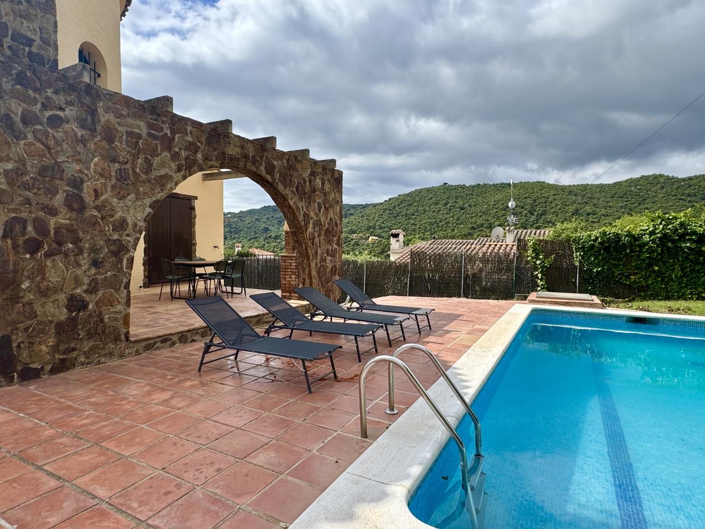 Villa Issop: Elegancia y Tranquilidad en Cabanyes, Calonge en Calonge