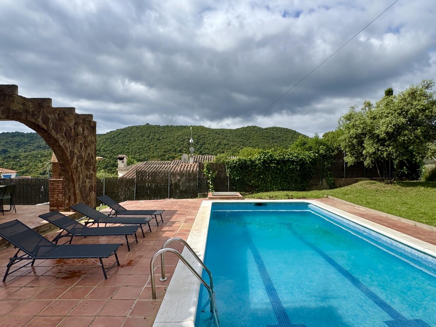 Villa Issop: Elegancia y Tranquilidad en Cabanyes, Calonge en Calonge