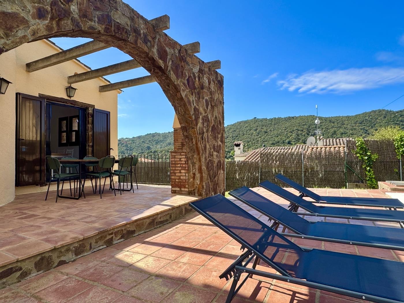 Villa Issop: Elegancia y Tranquilidad en Cabanyes, Calonge en Calonge